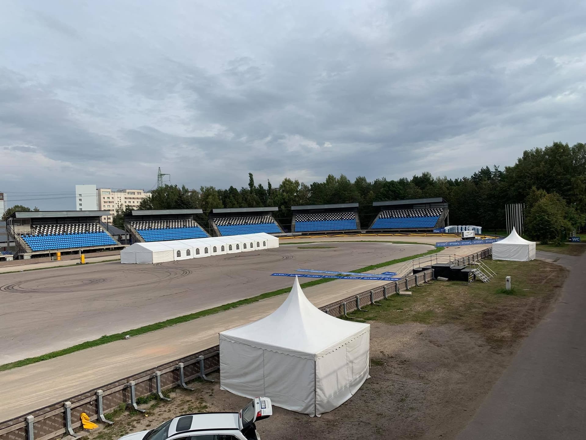 Telšu komplekss pasākumam zaļā zālājā