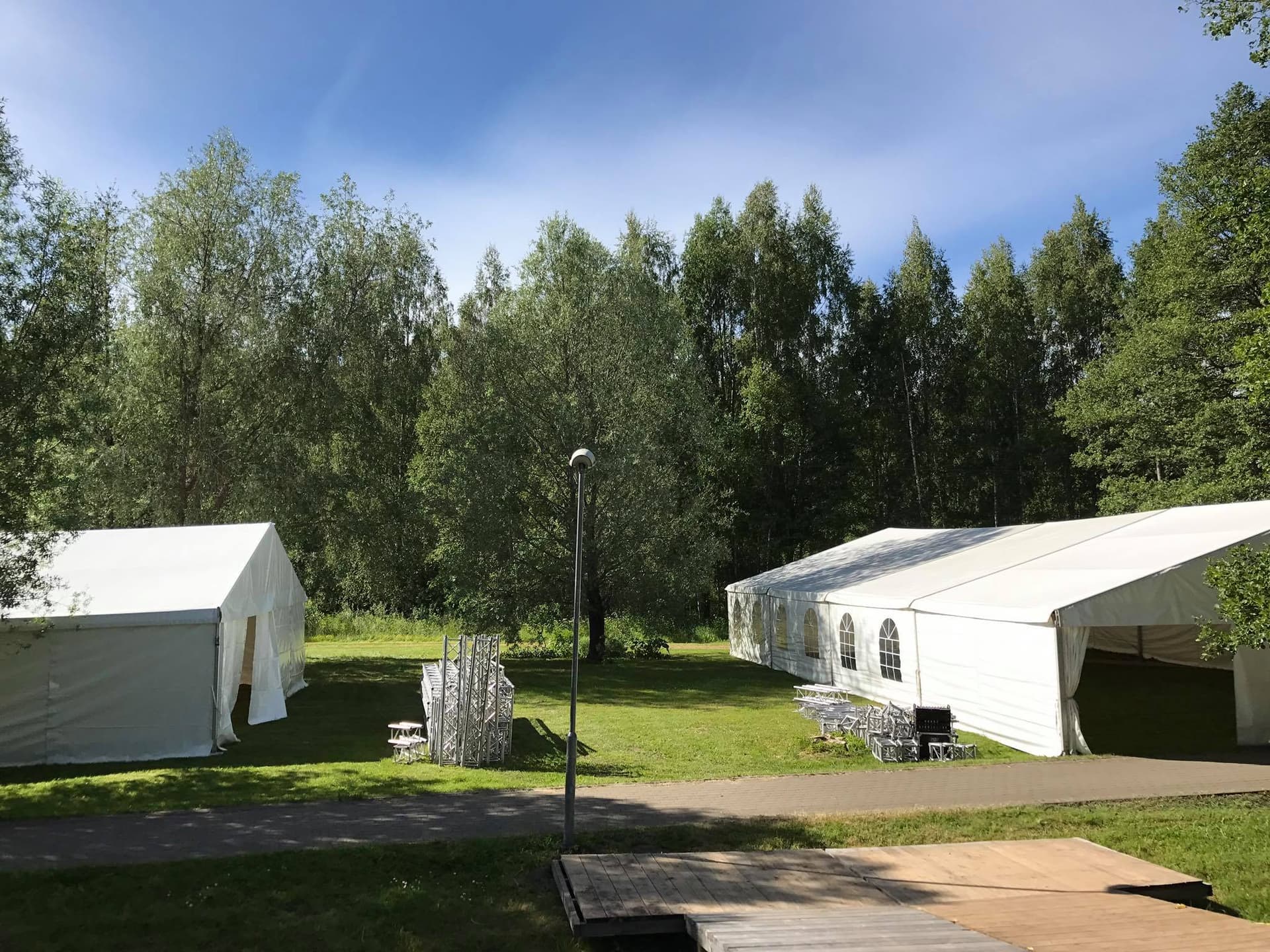 Telts iekārtota svinībām ar dekorāciju